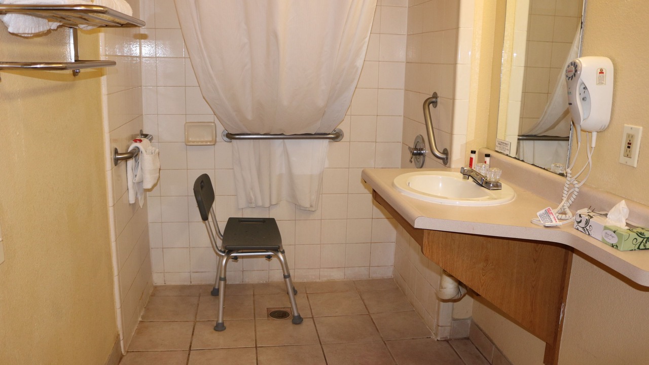 Photo of Bathroom in Raisin
