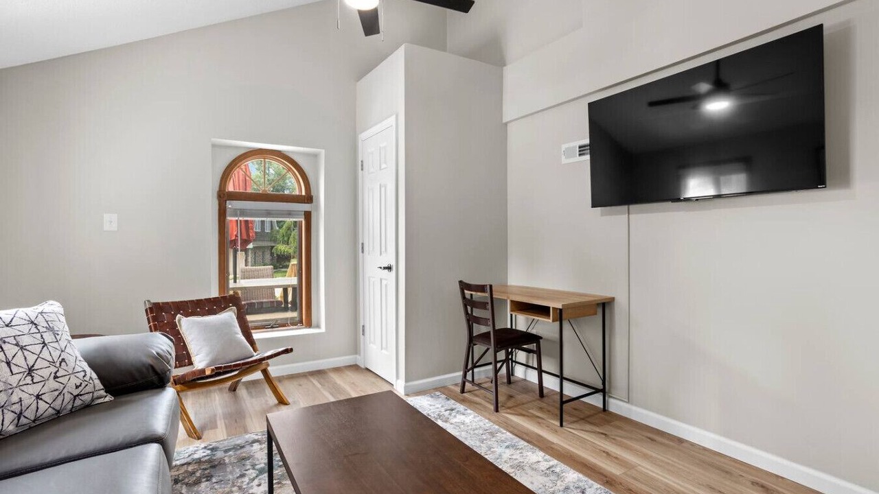 Photo of Livingroom in Huron