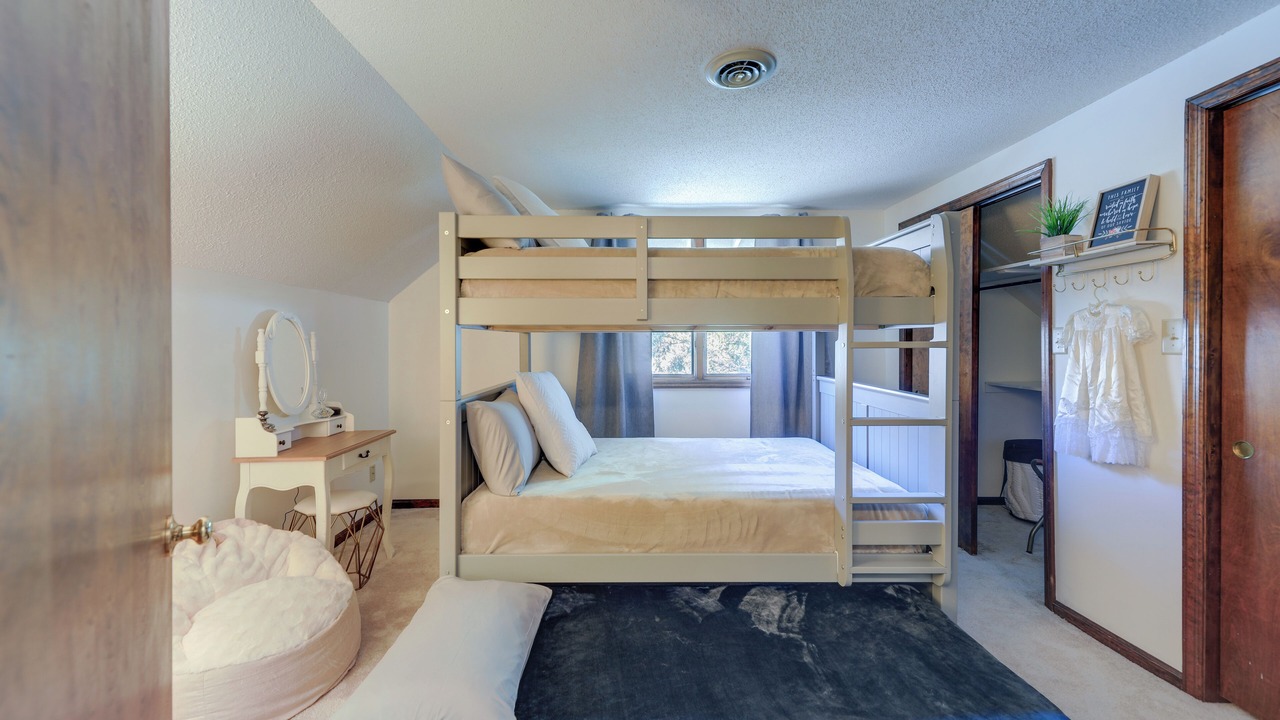 Photo of Bedroom in Pine Knoll Shores