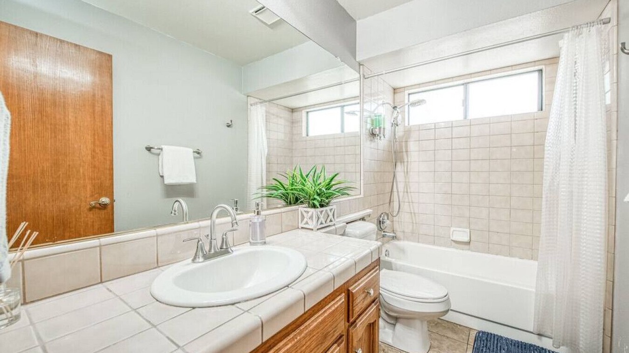 Photo of Bathroom in Raisin