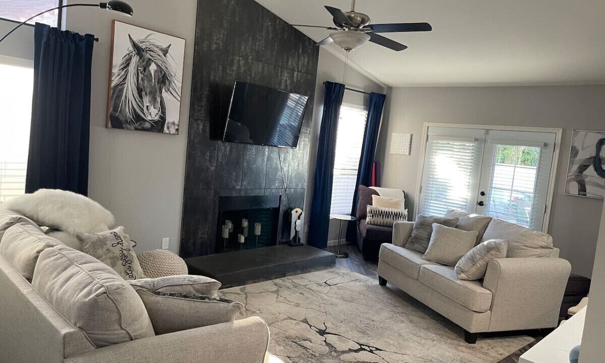 Photo of Livingroom in Garden Lakes Landing