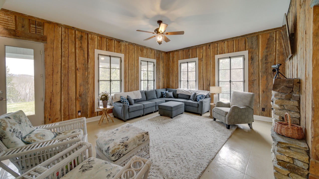 Photo of Livingroom in Loon Lake