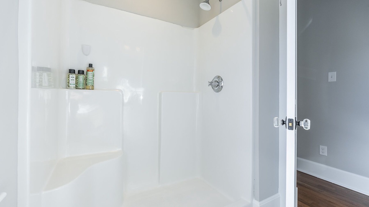 Photo of Bathroom in Hollywood - Mt. Vernon