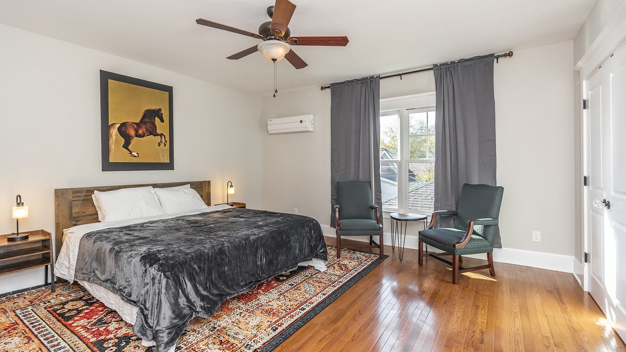 Photo of Bedroom in Hollywood - Mt. Vernon