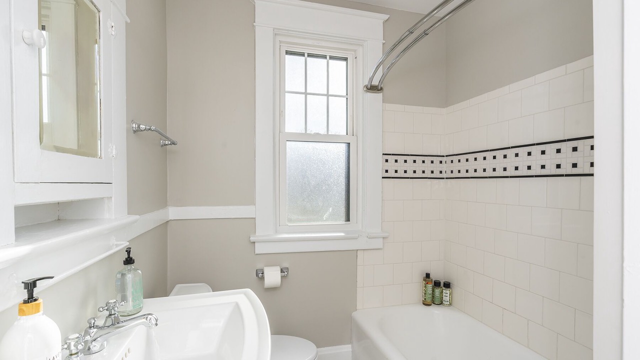 Photo of Bathroom in Hollywood - Mt. Vernon