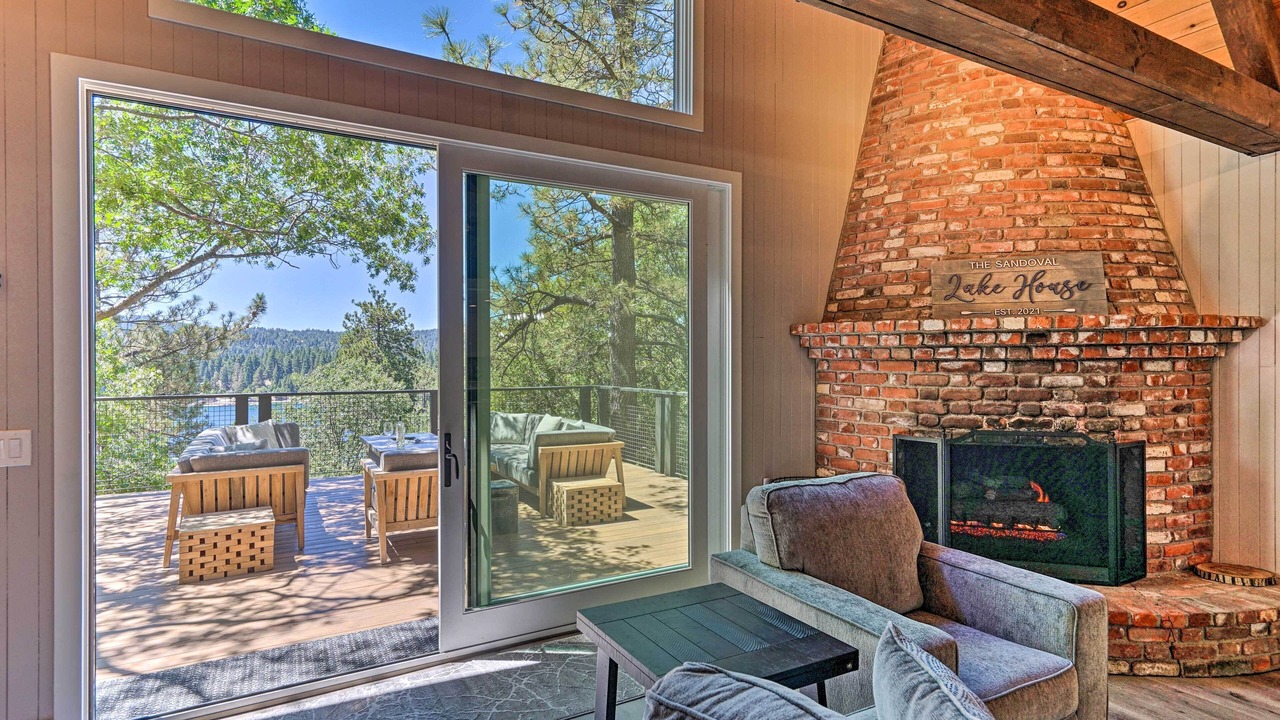 Photo of Livingroom in Lake Arrowhead