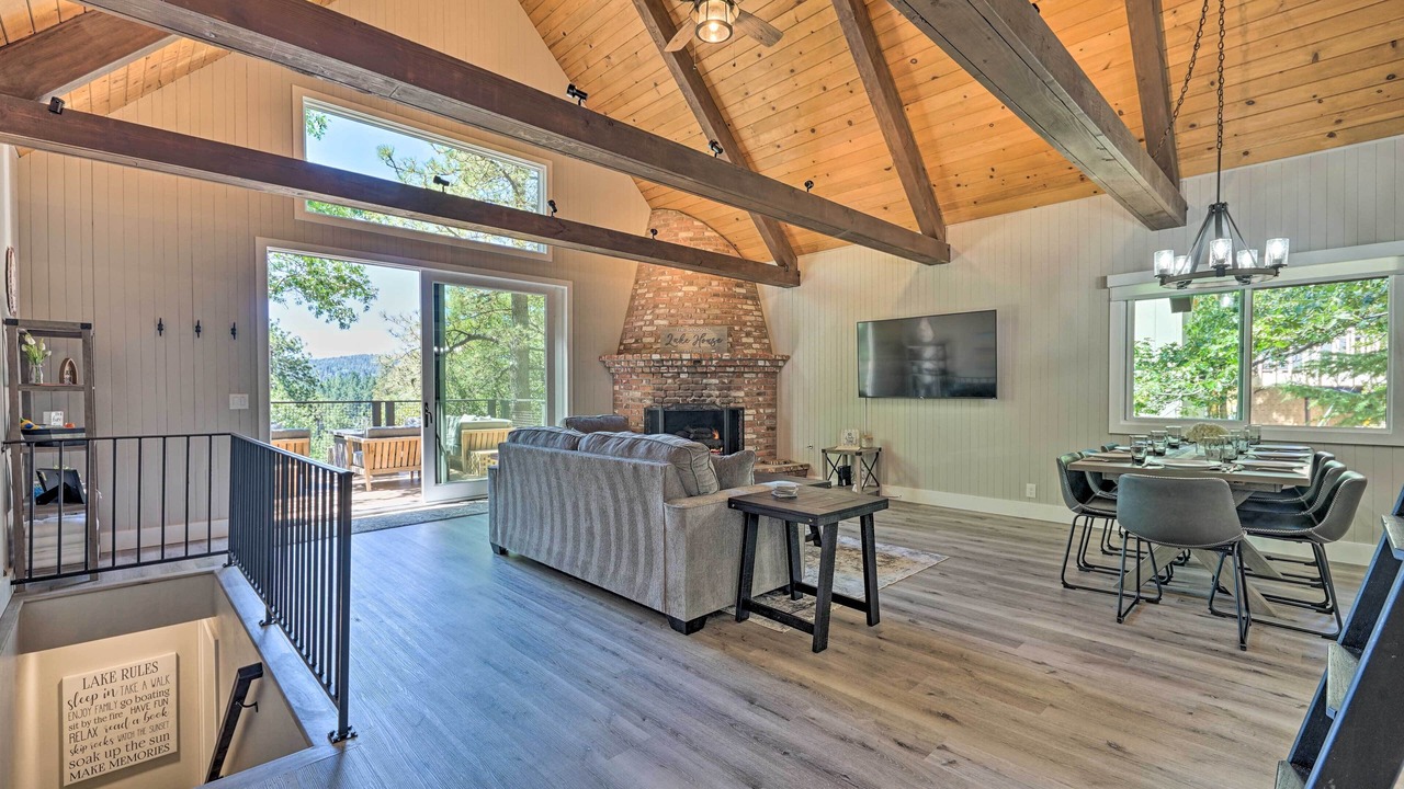 Photo of Livingroom in Lake Arrowhead