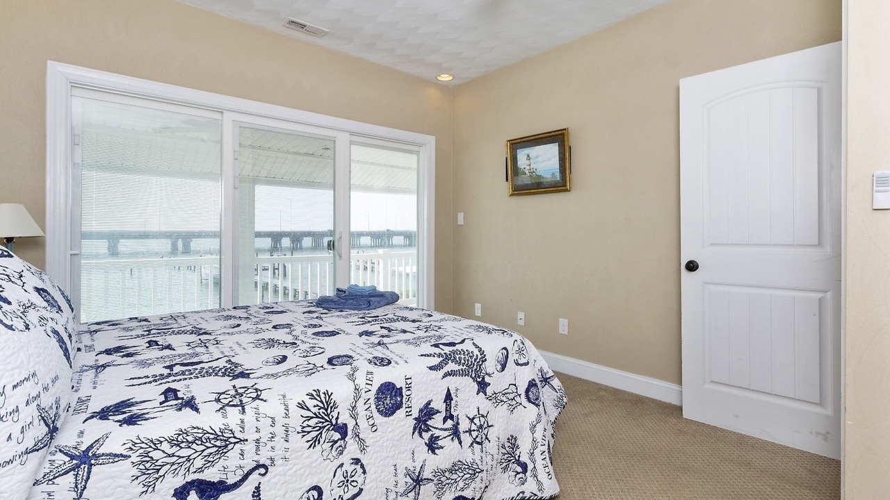 Photo of Bedroom in Willoughby Spit