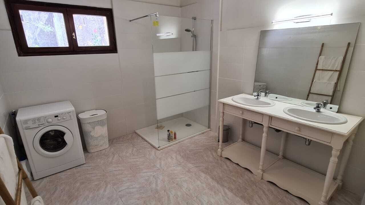 Photo of Bathroom in Rutali