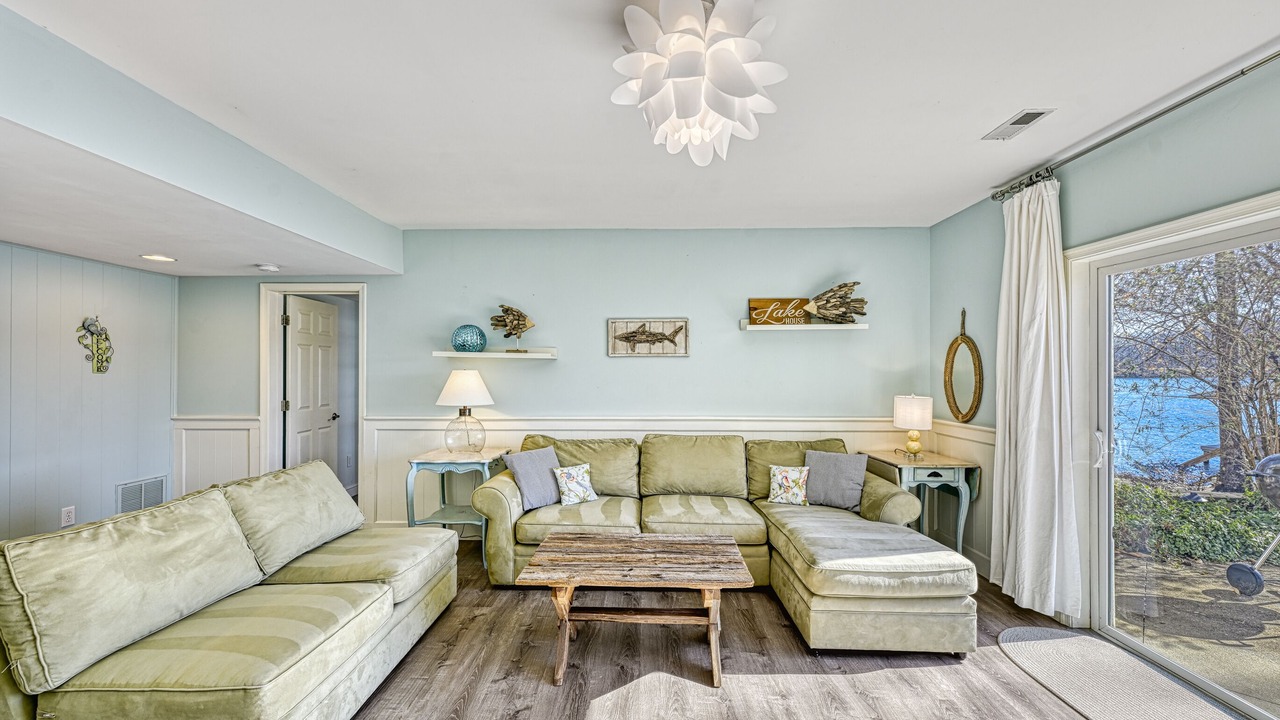 Photo of Livingroom in Sandy Point