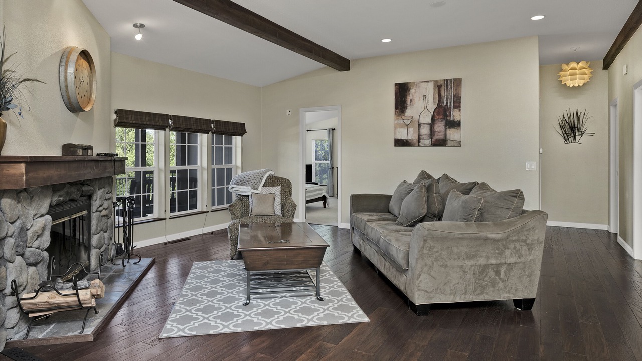 Photo of Livingroom in Cloverdale
