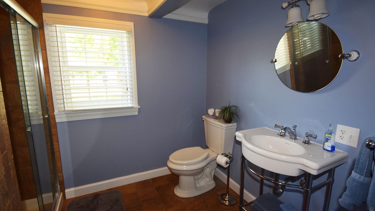 Photo of Bathroom in Lakeview