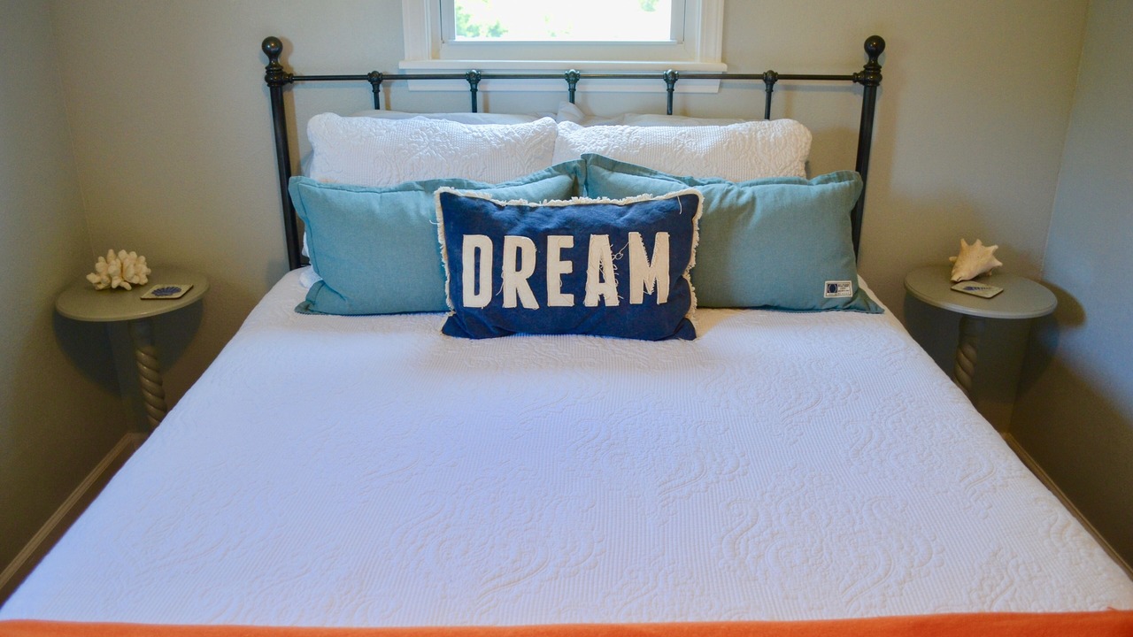 Photo of Bedroom in Wind Over Waves