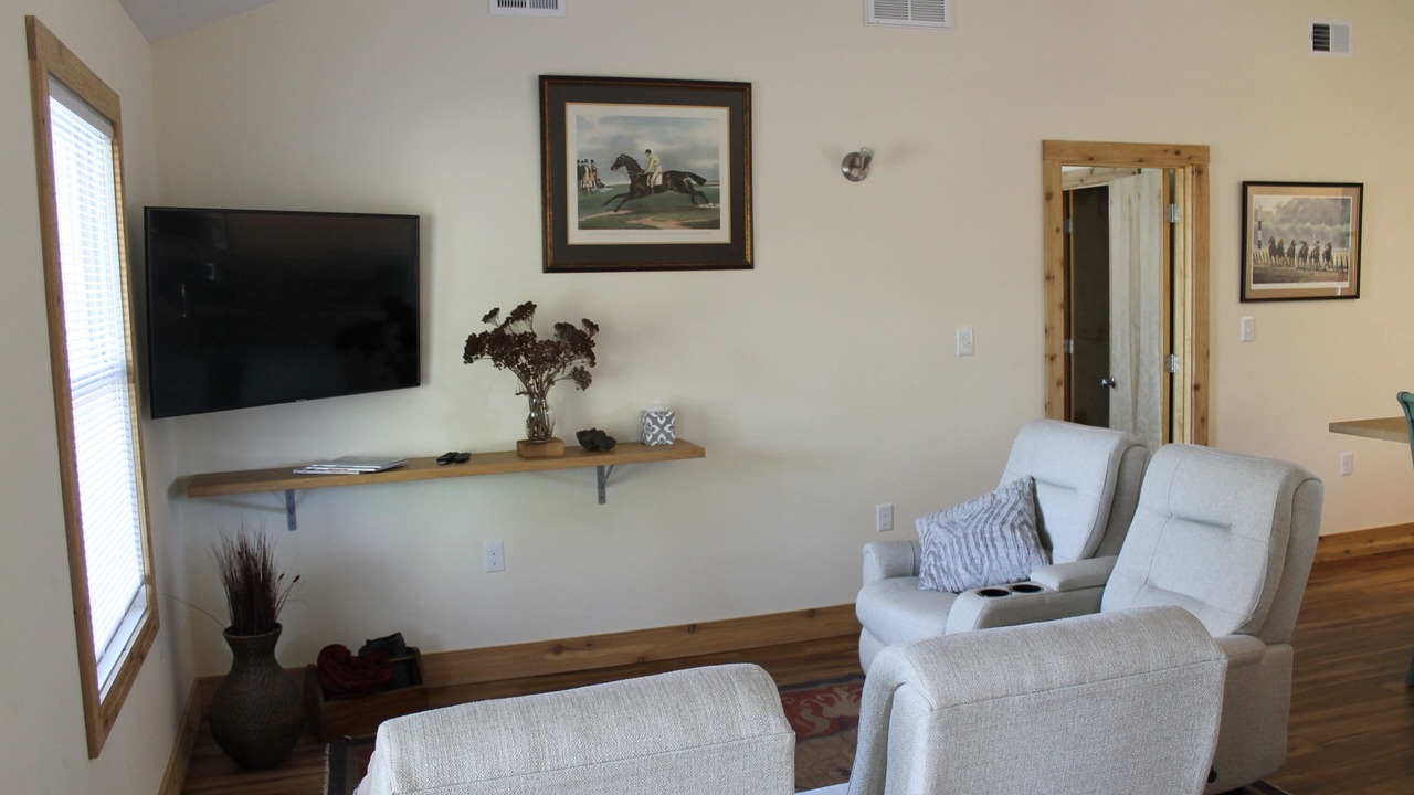 Photo of Livingroom in Midway