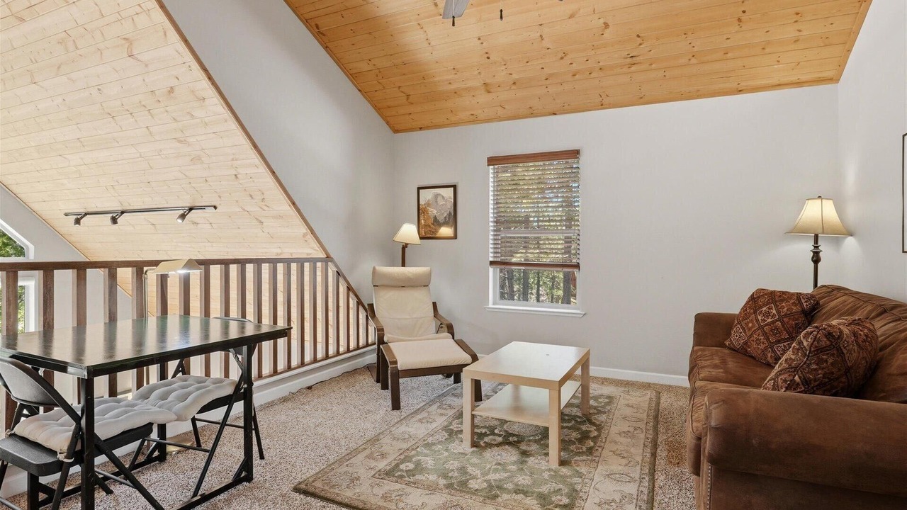 Photo of Livingroom in Yosemite West