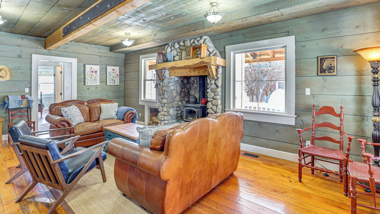 Photo of Bedroom in Garden Valley