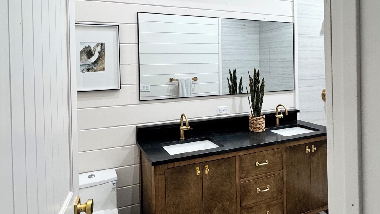 Photo of Bathroom in Island Park