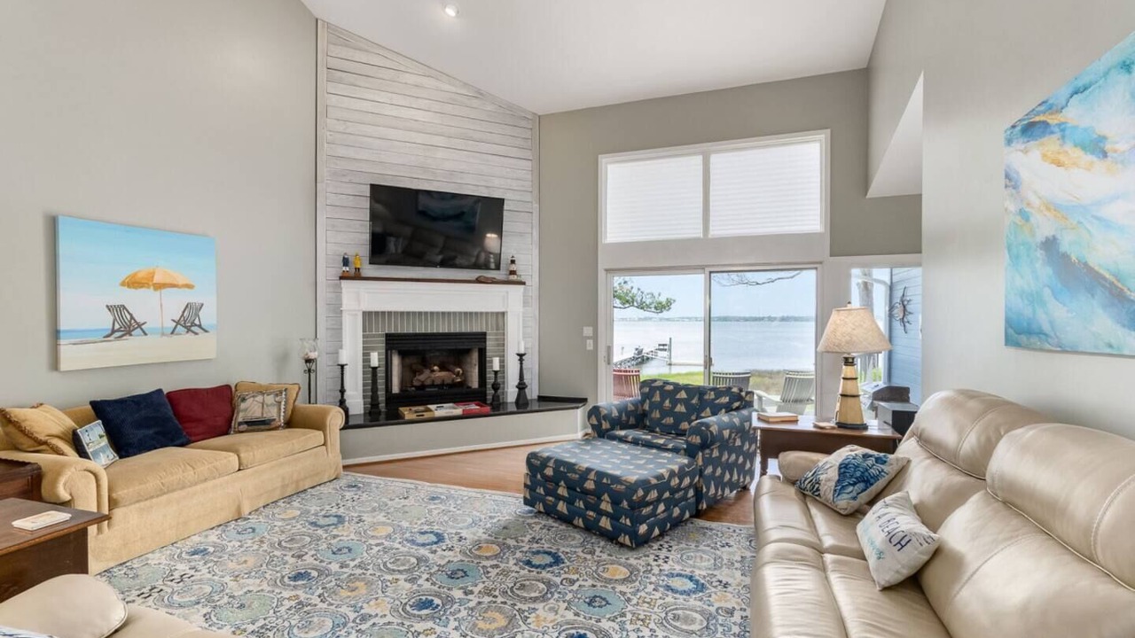 Photo of Livingroom in Pine Knoll Shores
