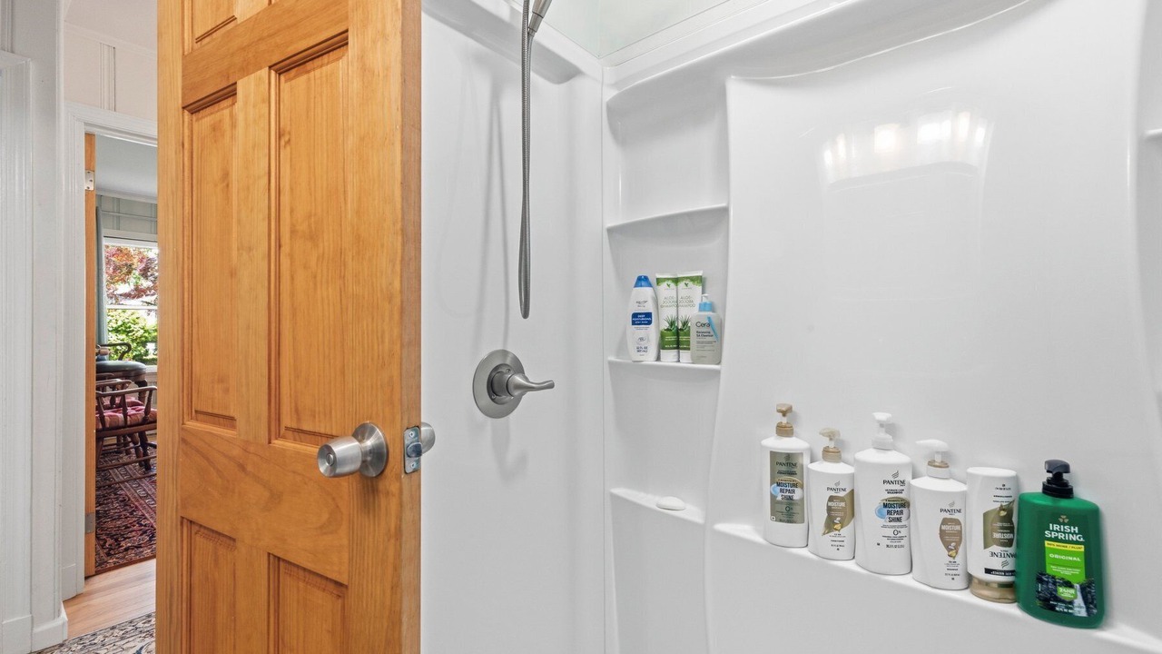 Photo of Bathroom in Calvert Beach-Long Beach
