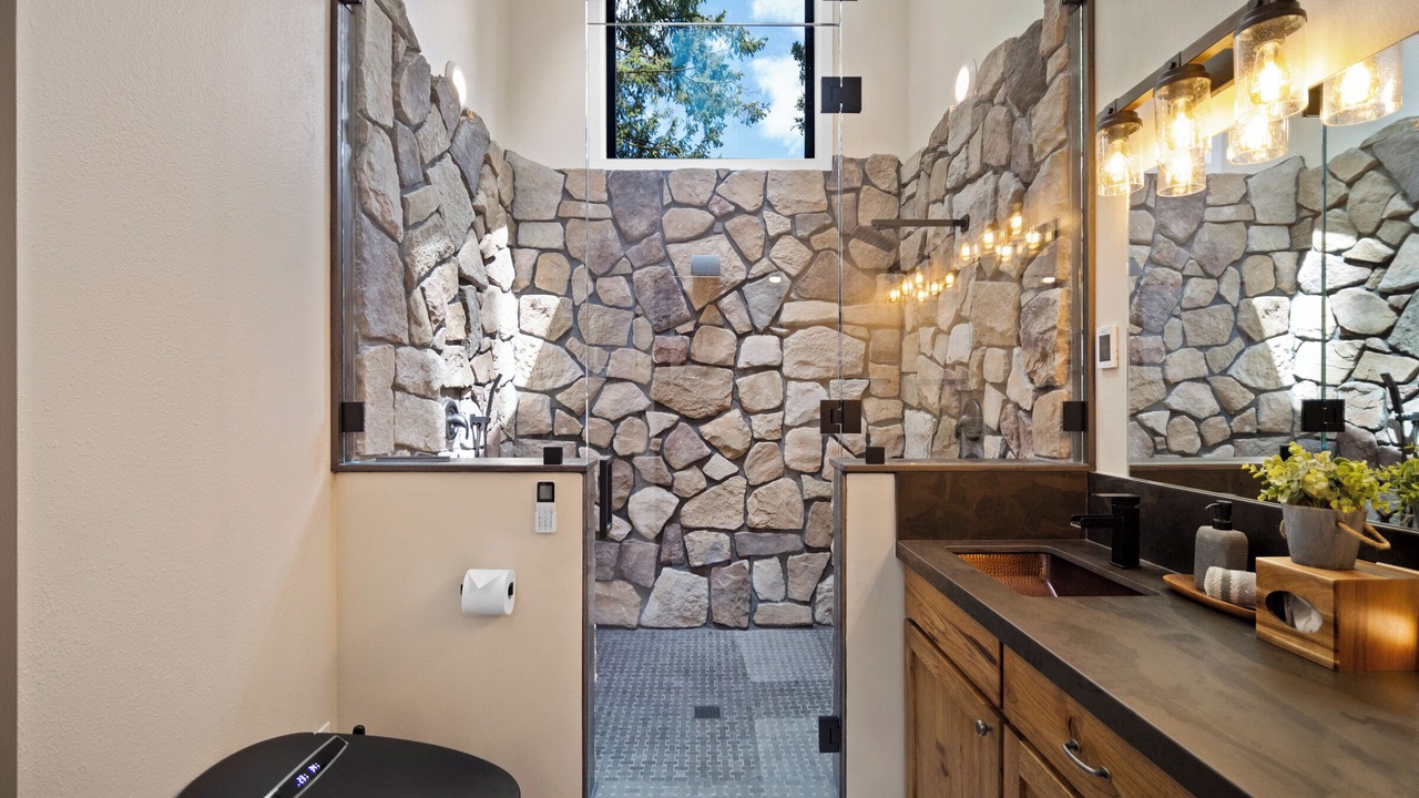 Photo of Bathroom in Colbert