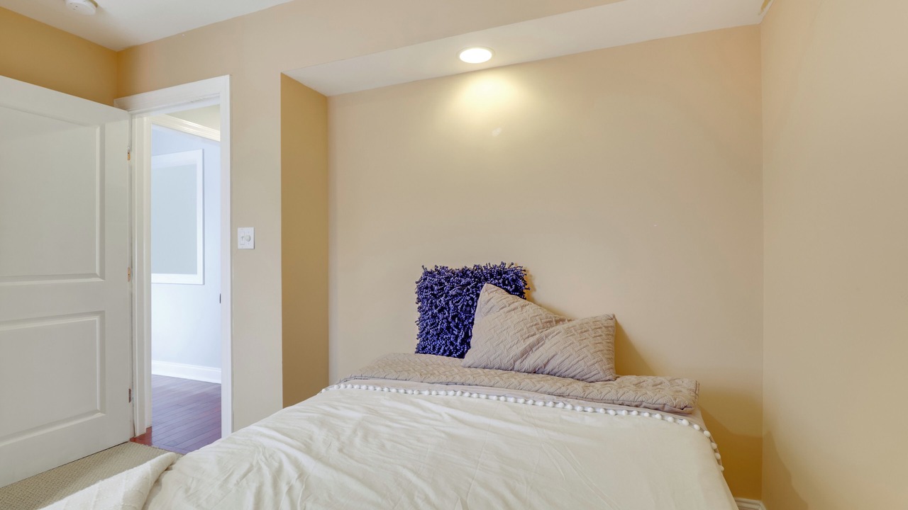 Photo of Bedroom in Willoughby Spit