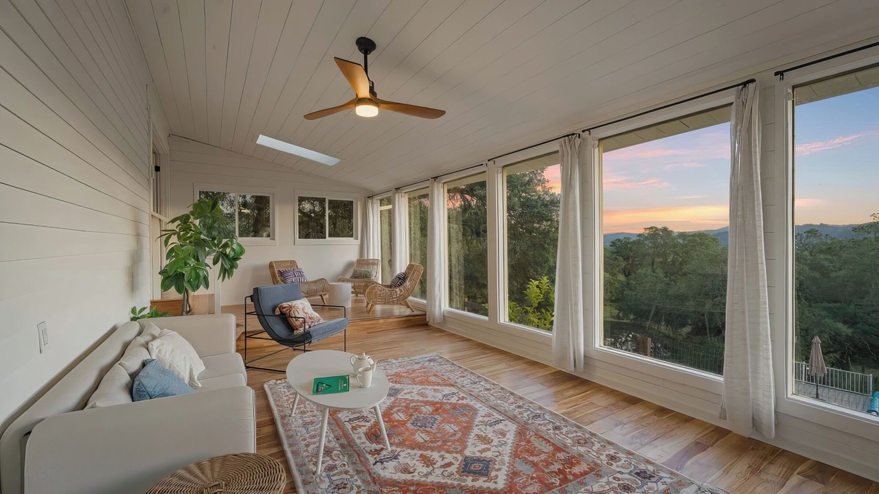Photo of Livingroom in Cloverdale