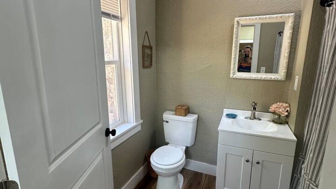 Photo of Bathroom in Globe