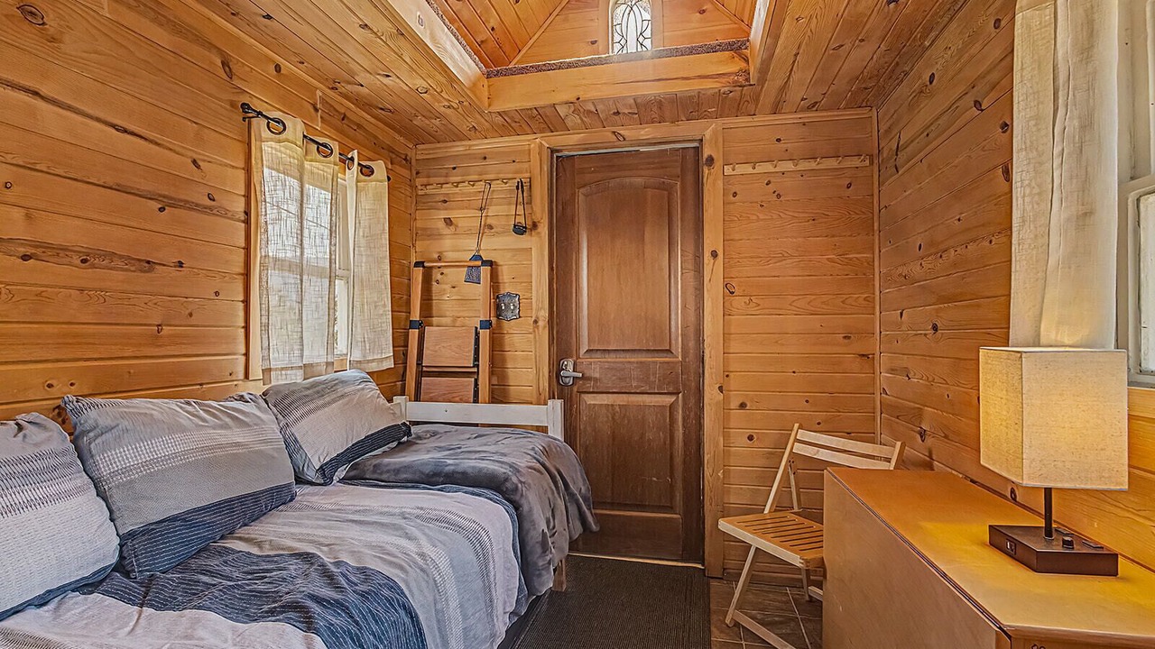 Photo of Bedroom in Garden Valley