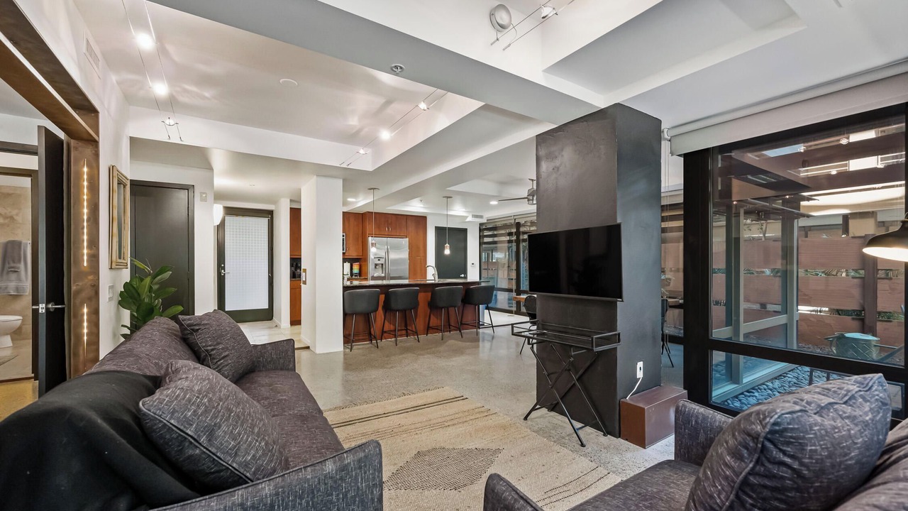 Photo of Livingroom in Fashion Square