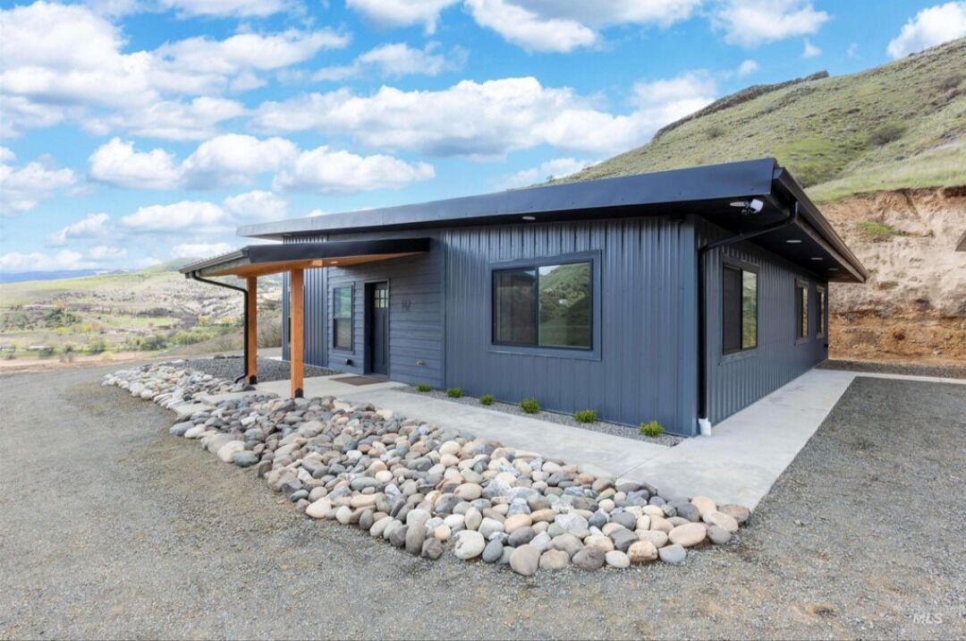 Photo of Outdoor in White Bird
