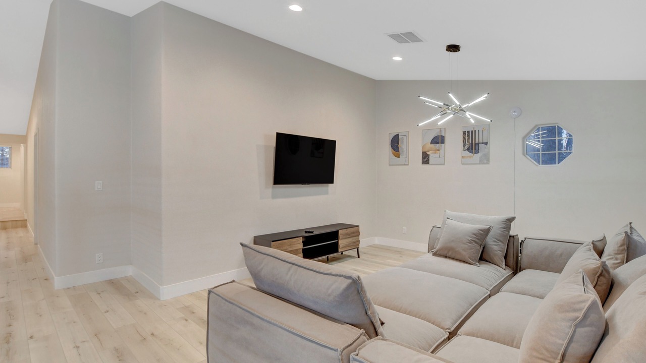 Photo of Livingroom in Enterprise
