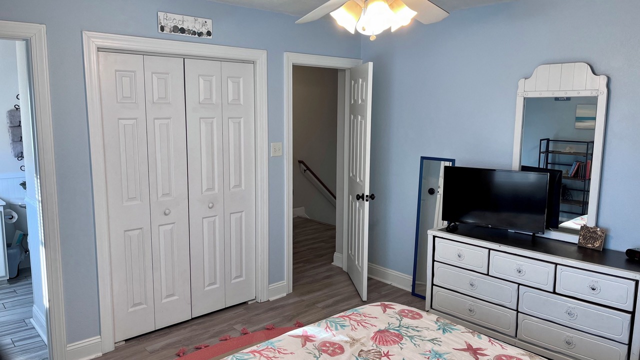 Photo of Bedroom in Willoughby Spit