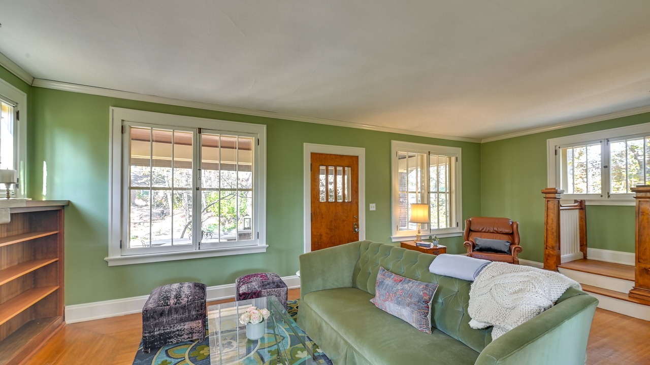 Photo of Livingroom in Roselawn Finance