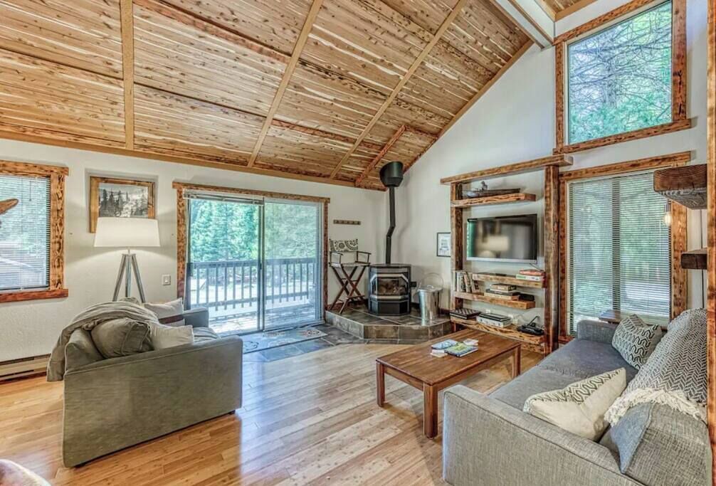 Photo of Livingroom in Shaver Lake