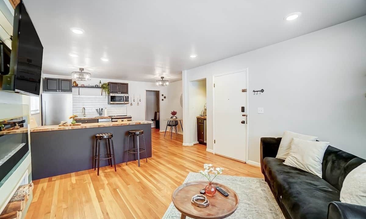 Photo of Livingroom in Roselawn Finance