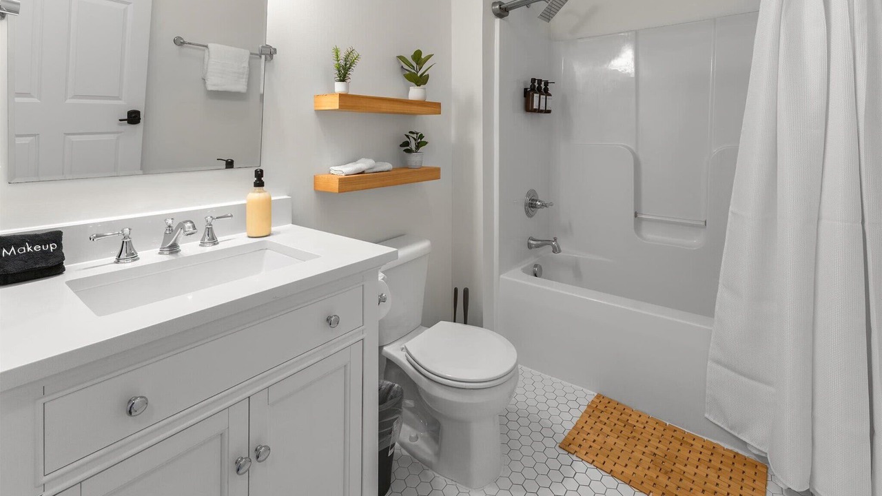 Photo of Bathroom in Lockerbie Square