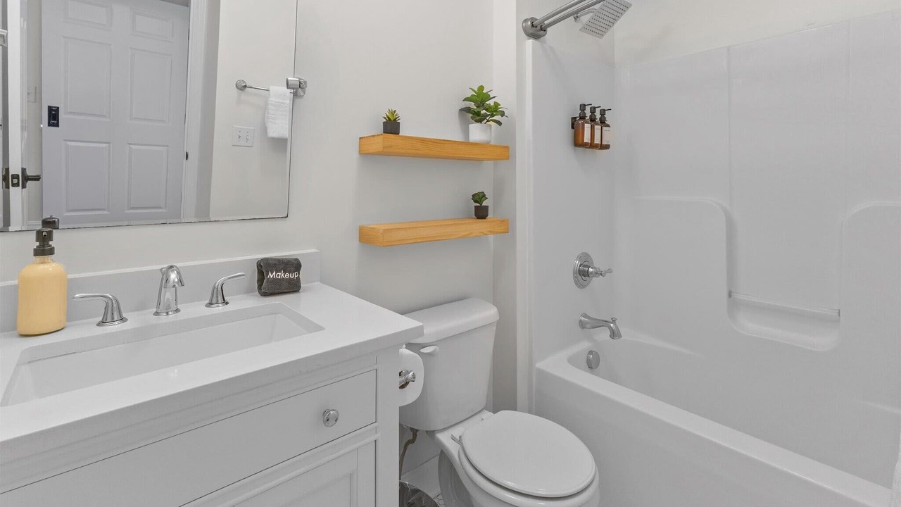 Photo of Bathroom in Lockerbie Square