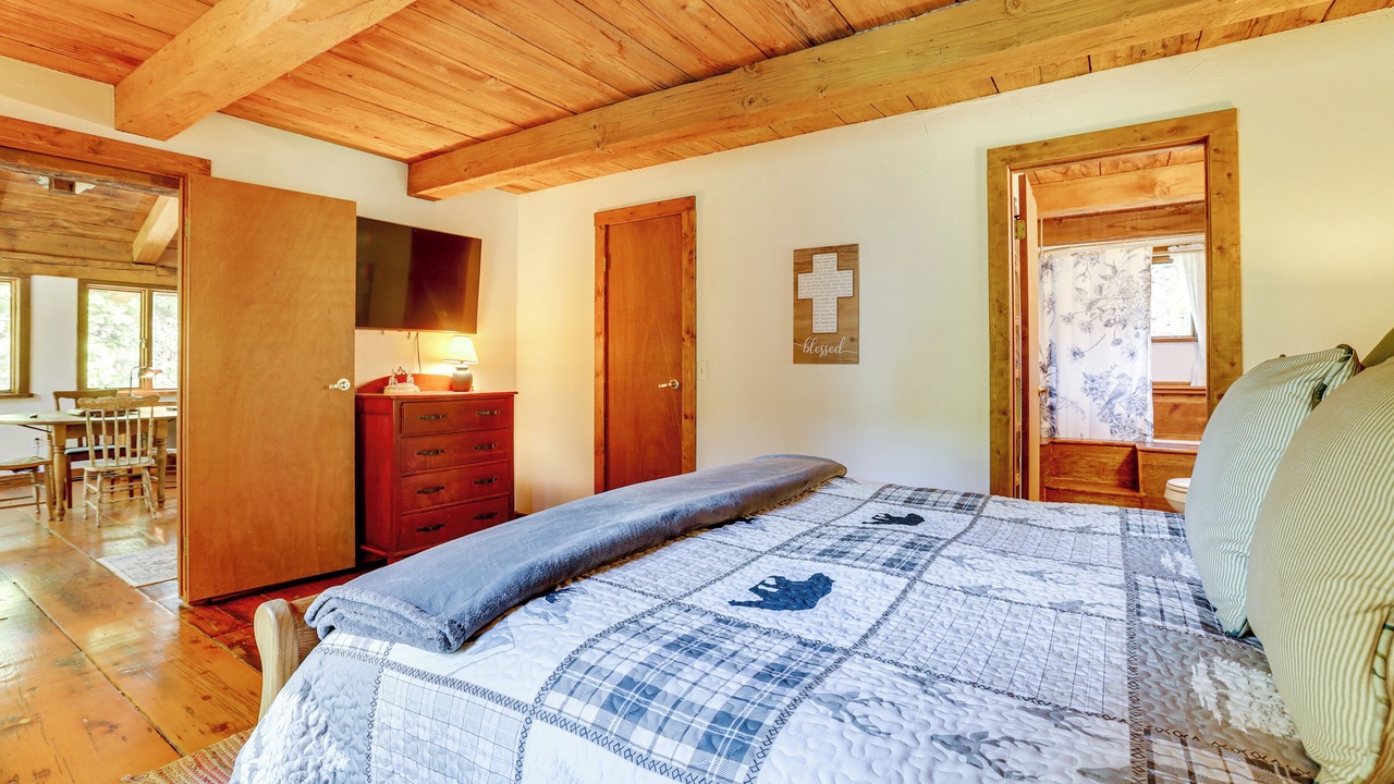 Photo of Bedroom in Crestline
