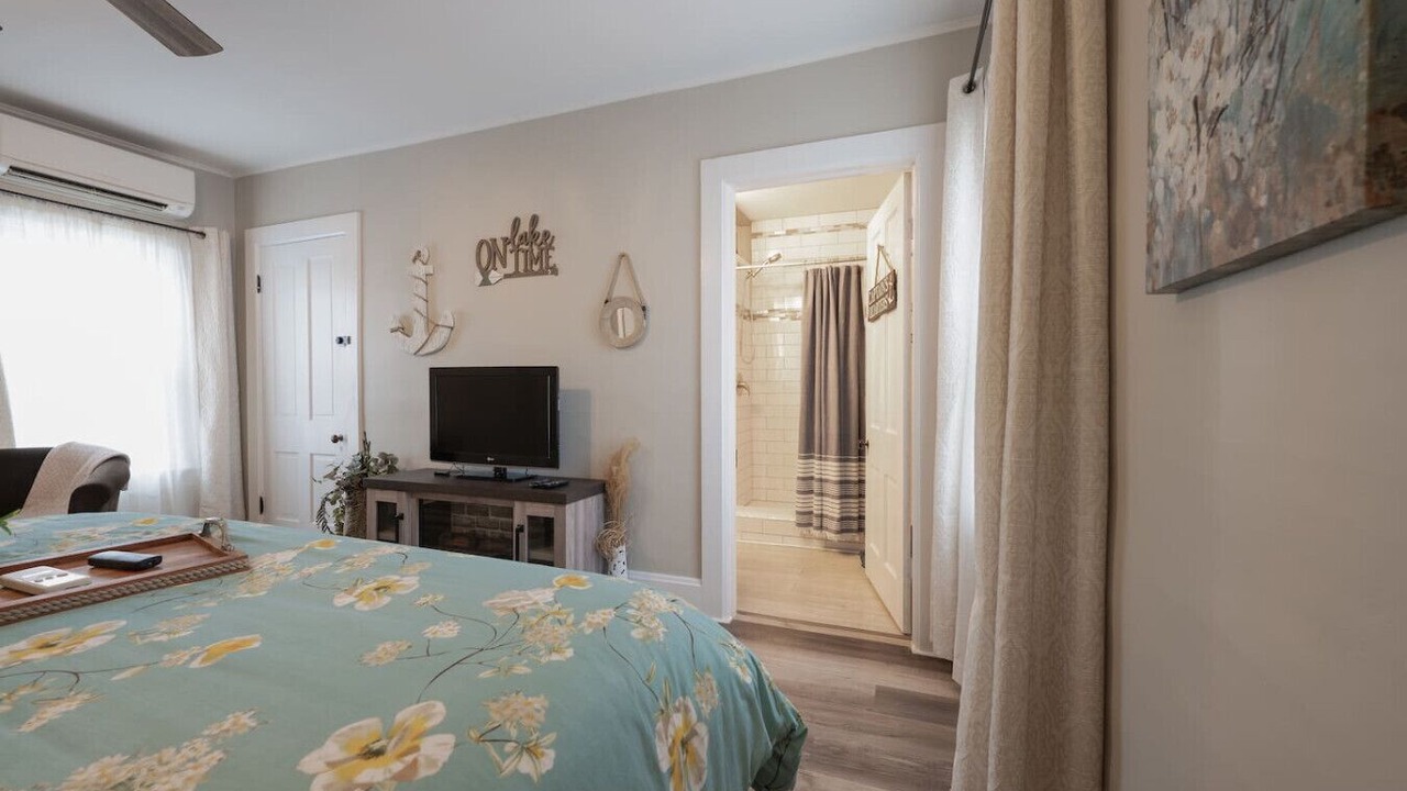 Photo of Bedroom in Lakeside