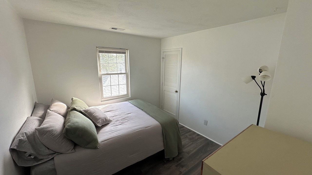 Photo of Bedroom in Willoughby Spit