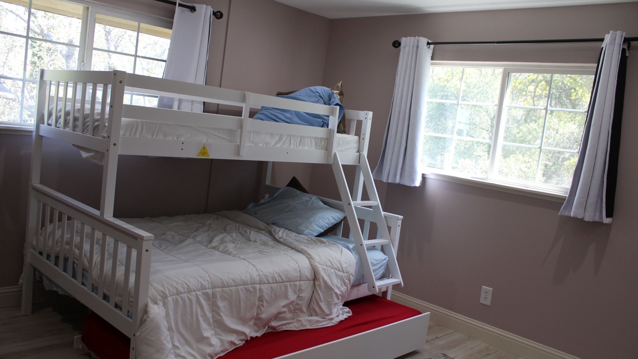 Photo of Bedroom in Yosemite Lakes