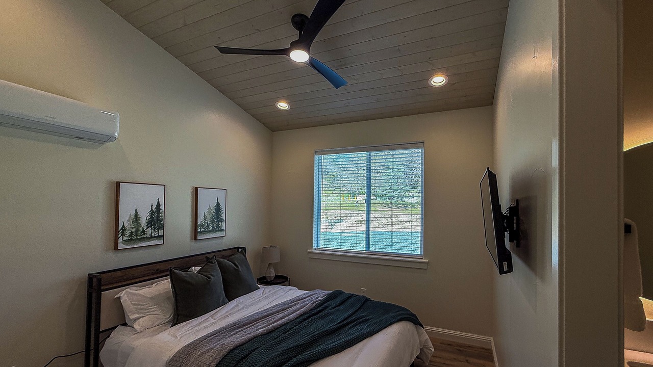Photo of Bedroom in Yosemite Lakes