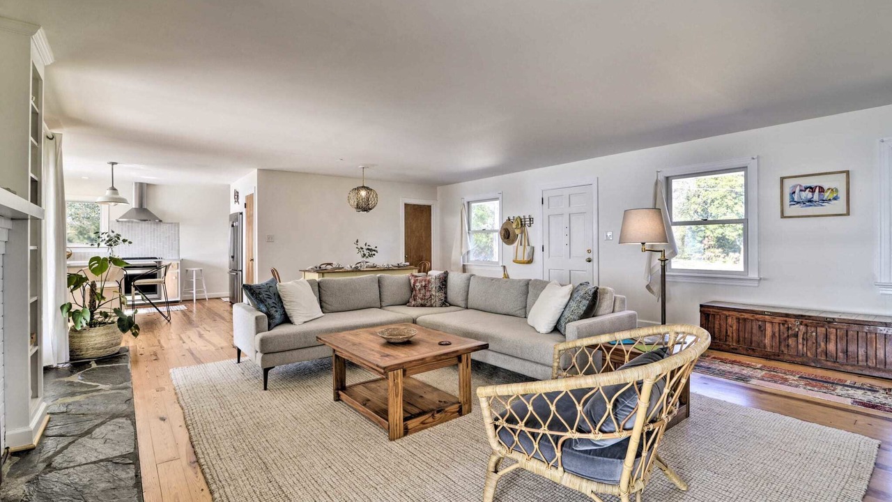 Photo of Livingroom in Deltaville