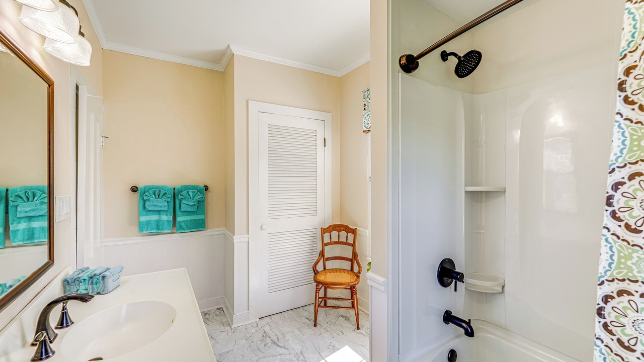 Photo of Bathroom in Willis Wharf