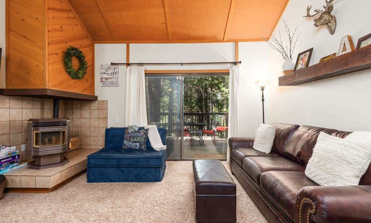 Photo of Livingroom in Shaver Lake