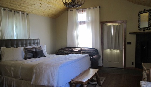 Deluxe Cabin (Brown)
