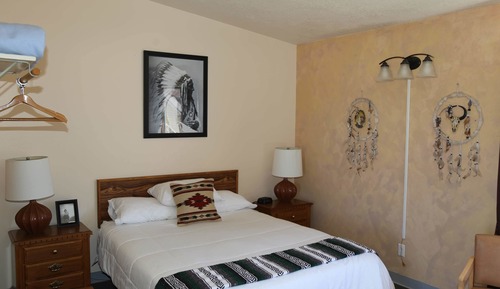 1 Queen Bed, Sleeps 2
