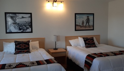 2 Queen Beds, Sleeps 4