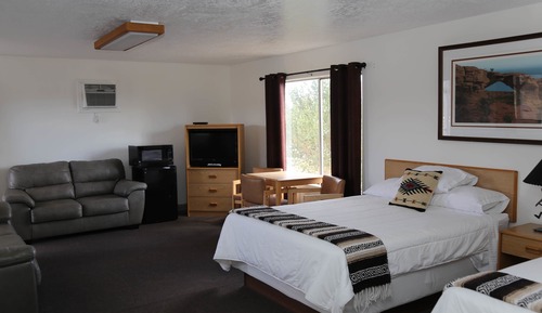 2 Queen Beds, Sleeps 4