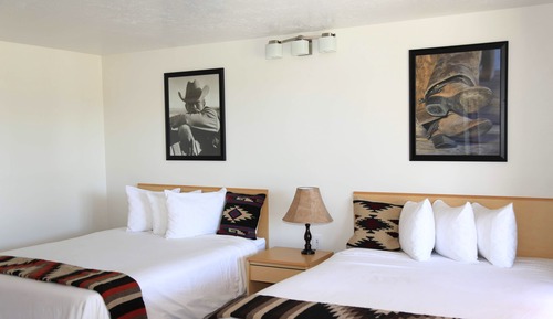 2 Queen Beds, Sleeps 4